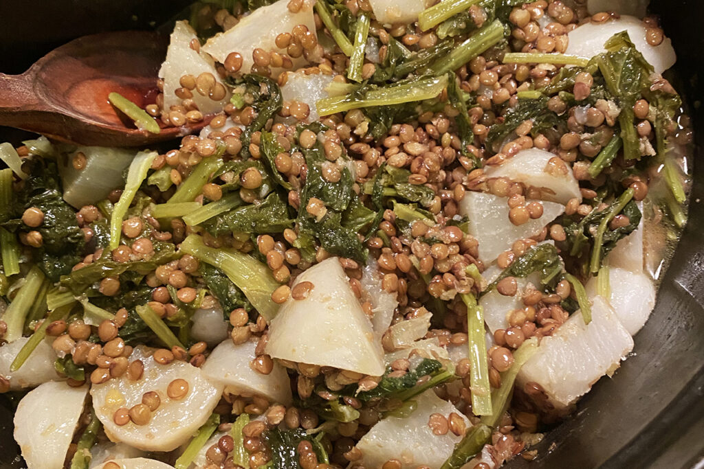 カブとレンズ豆の煮込み